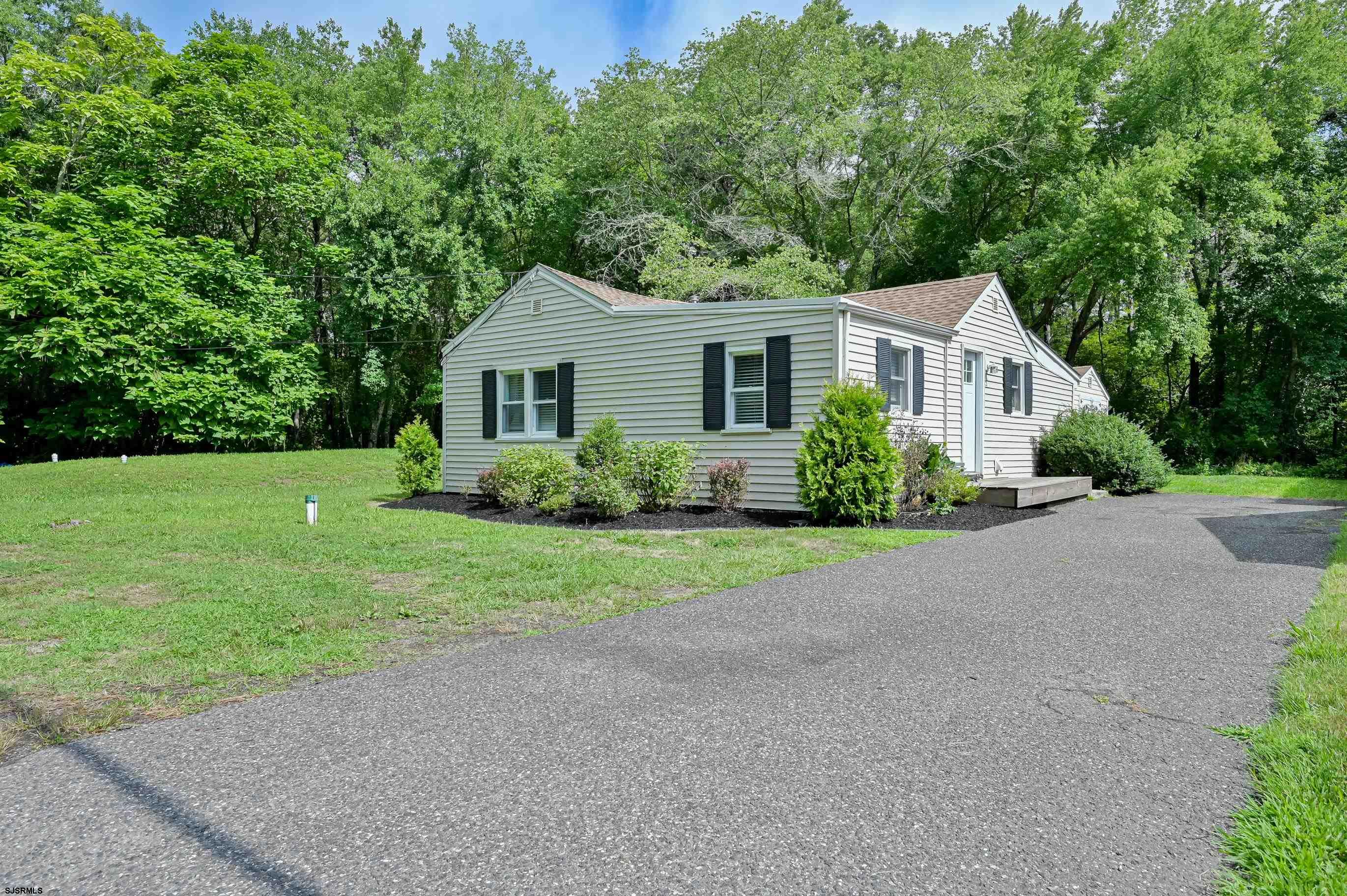 a view of a house with yard and garden