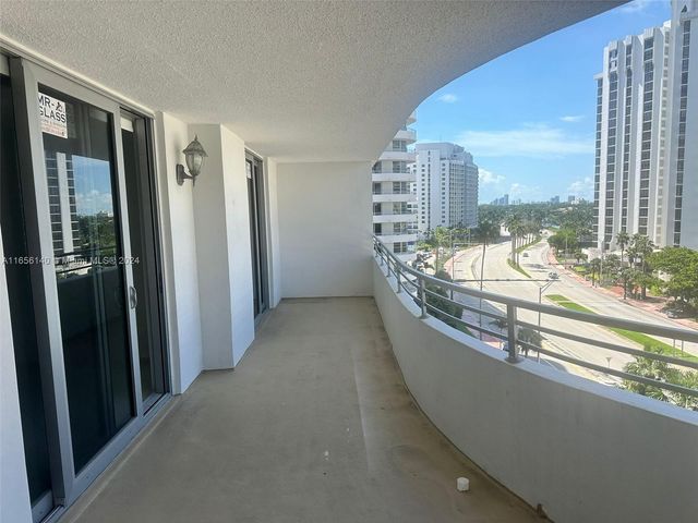 $525,000 | 5555 Collins Avenue, Unit 8Z | Oceanside Plaza Condominiums