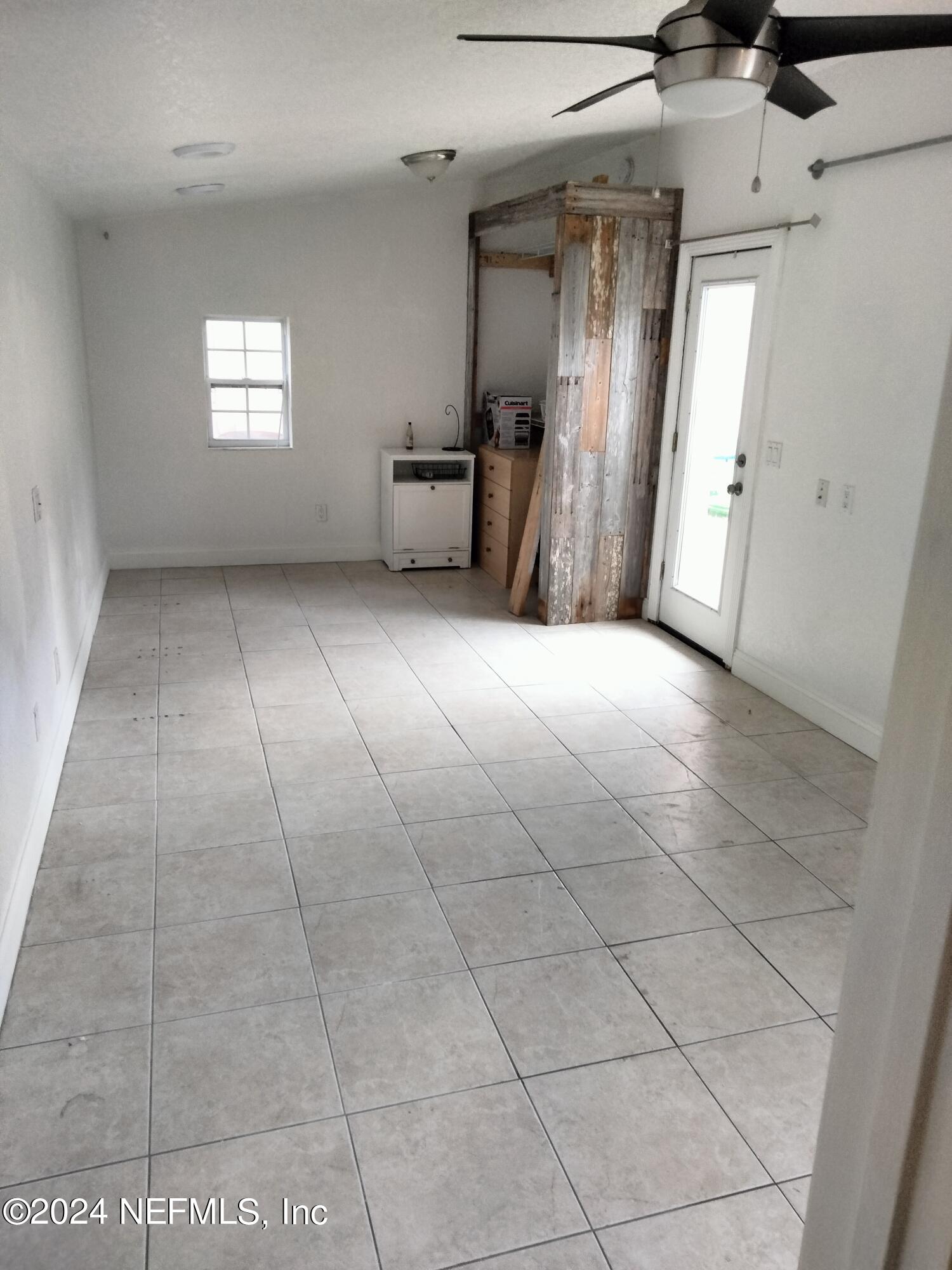 a view of empty room with window and windows