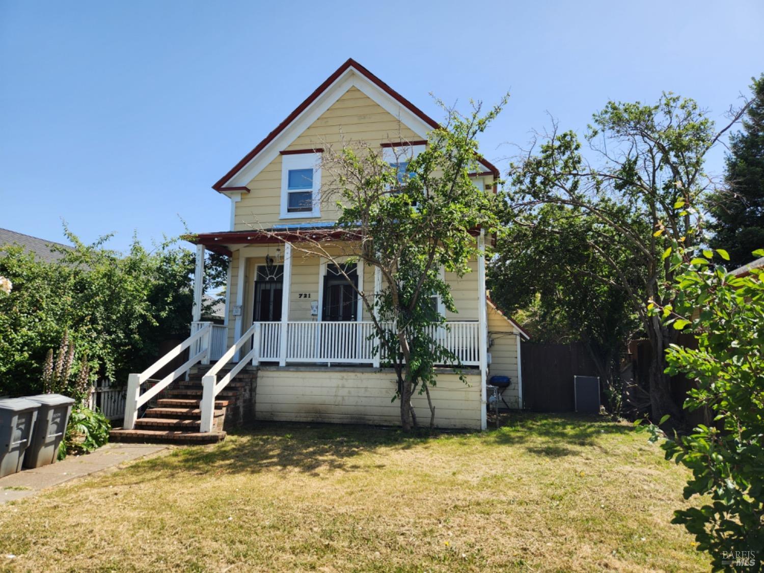 a view of a house with a yard