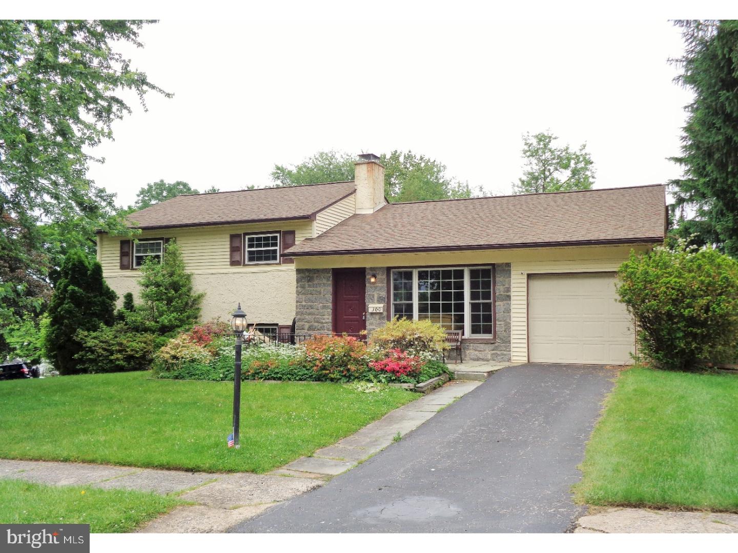 a front view of house with yard