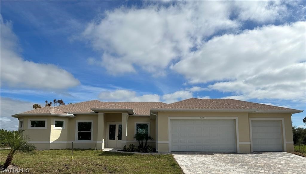 a view of a house with a yard