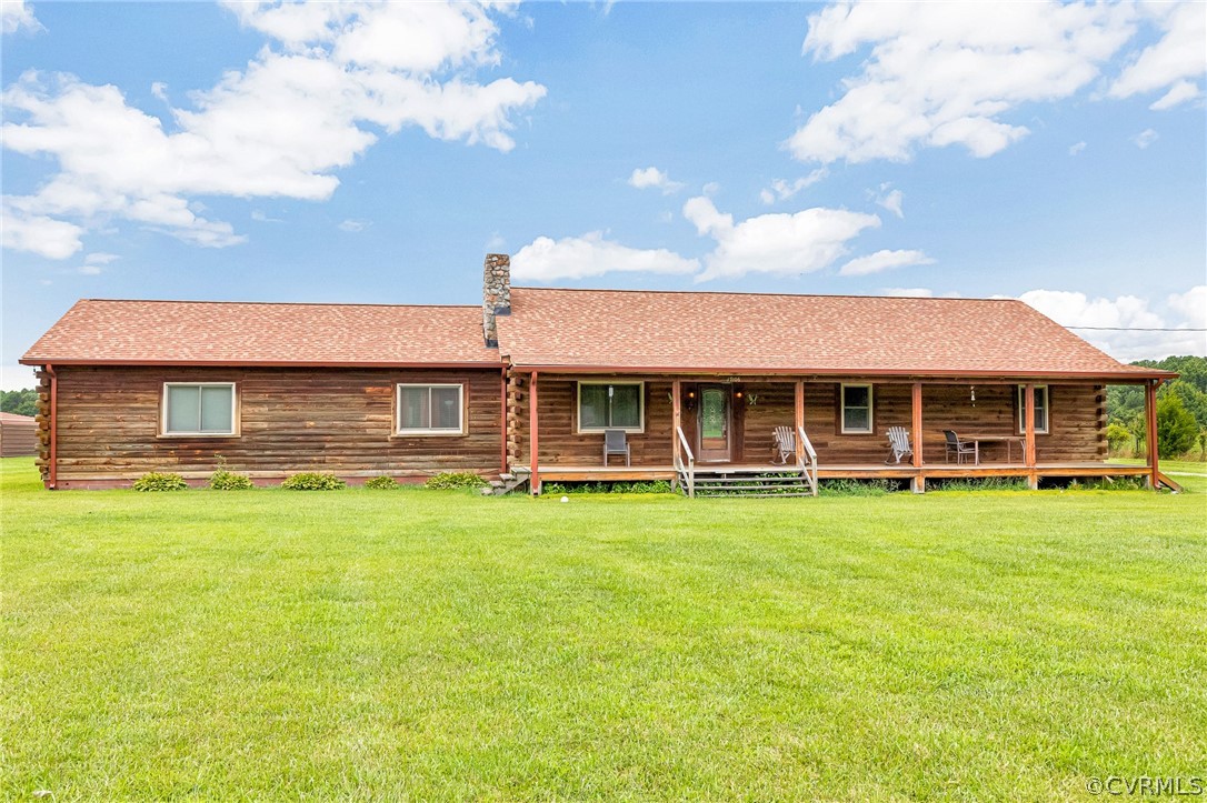 View of front of house featuring a front yard