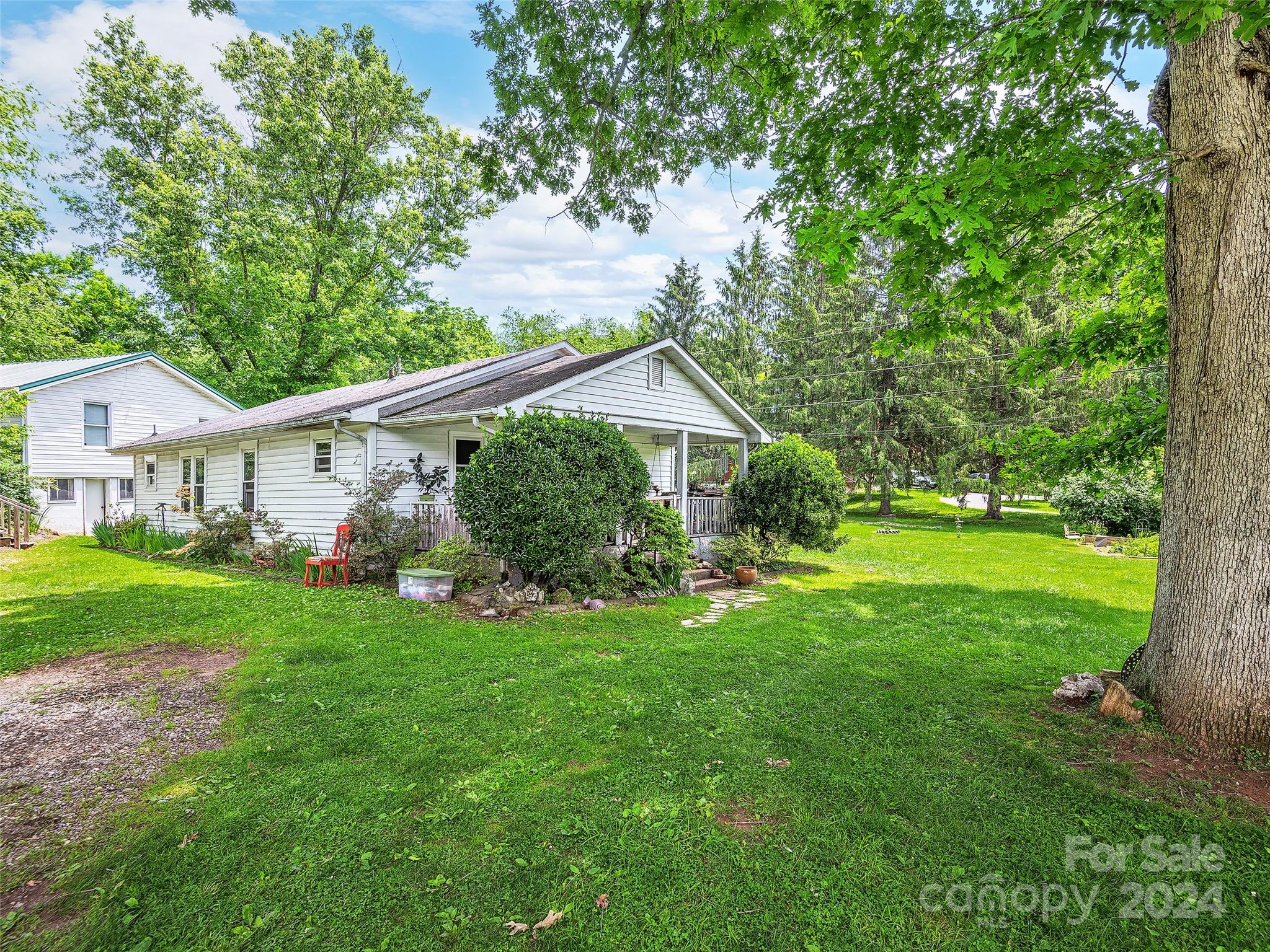 a view of a house with backyard and garden