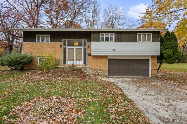 $299,900 | 40 Crestwood Drive | Joliet Township - Will County