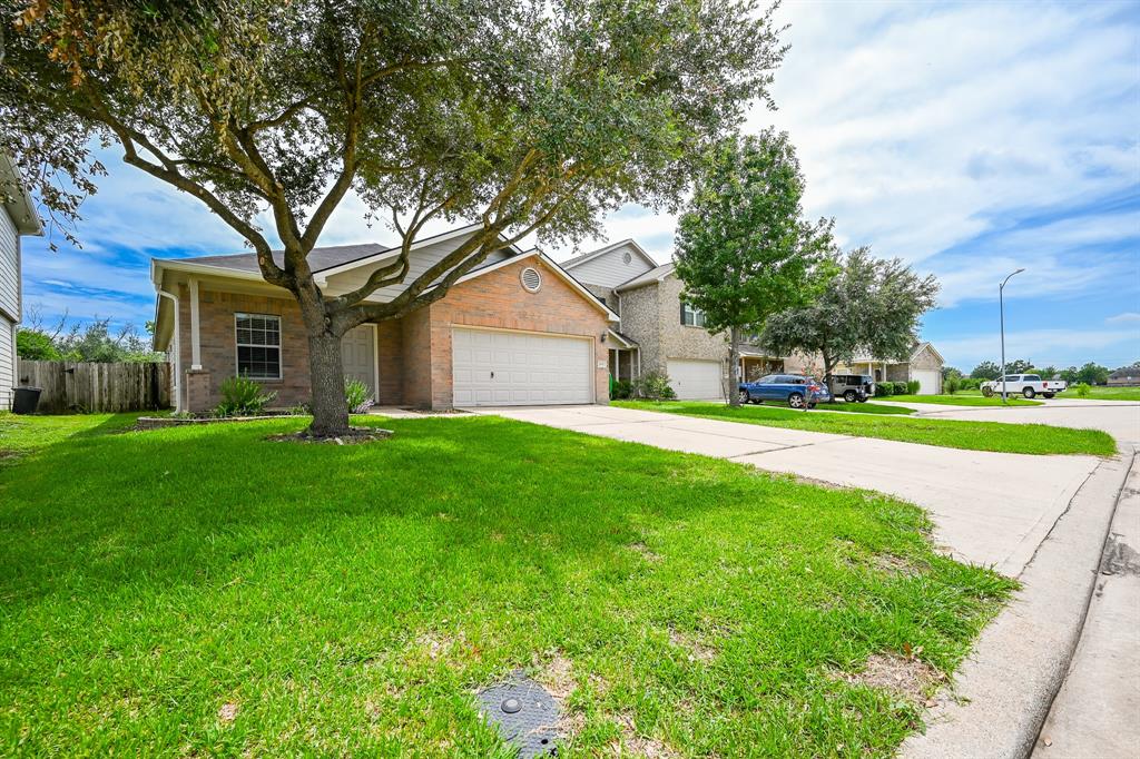 a view of house with a big yard