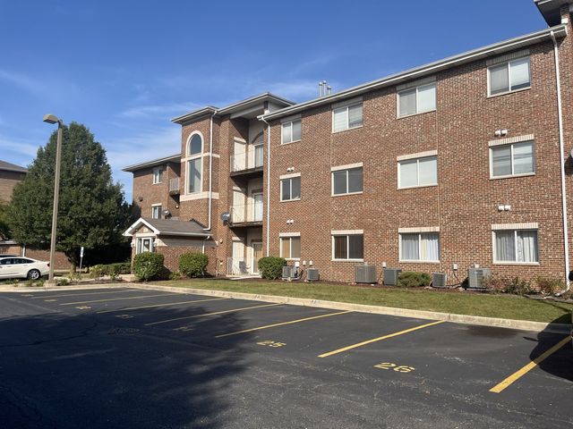 $260,000 | 881 North Swift Road, Unit 201 | Addison