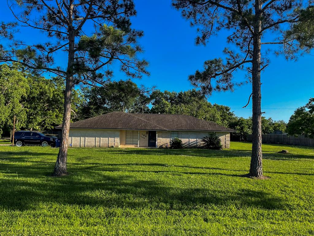 a view of a house with a big yard