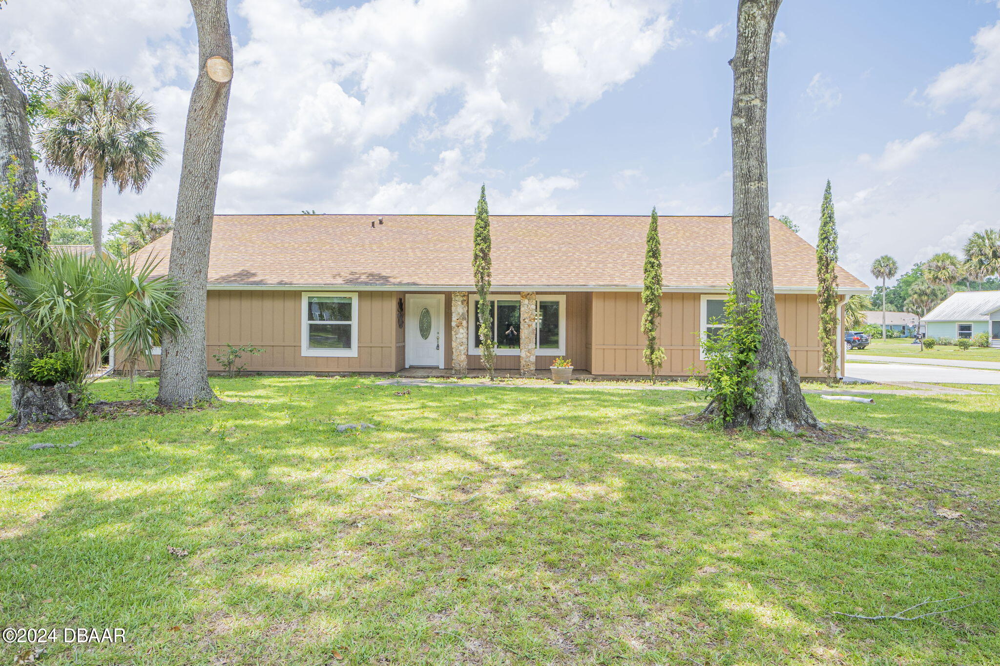 a view of a house with a backyard