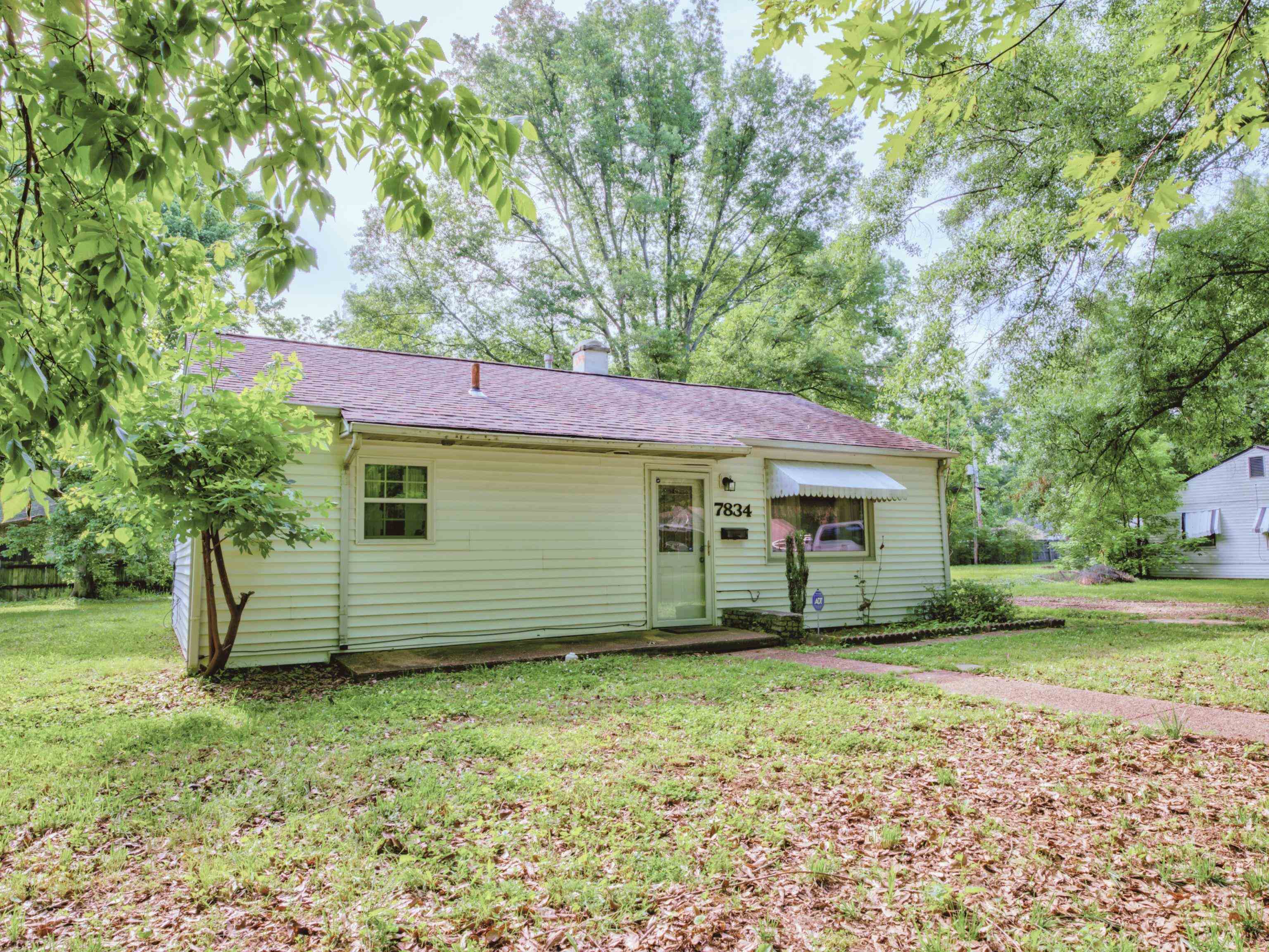 a view of a house with a backyard