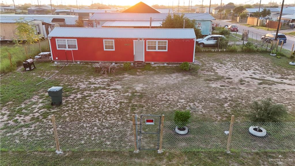 a view of a house with backyard