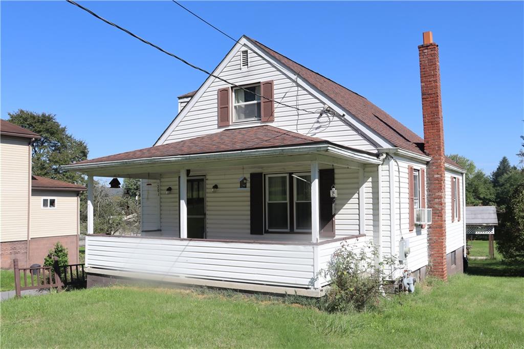 a view of a house with a yard