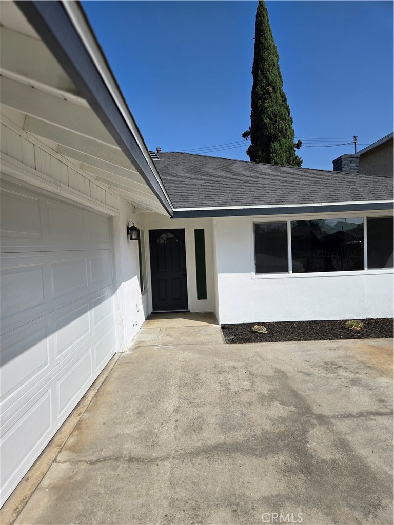 a view of front of a house with a yard