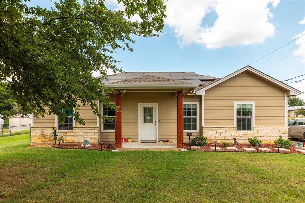 a view of a house with backyard