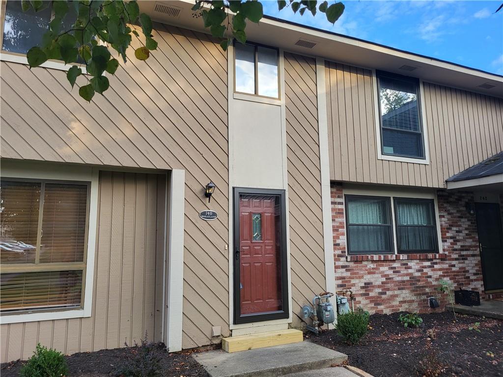 3 BEDROOM 2 1/2 BATH TOWNHOUSE