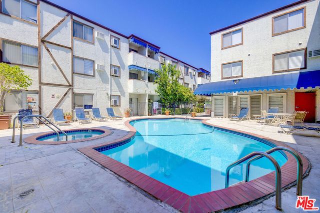 $549,500 | 18530 Hatteras Street, Unit 130 | Tarzana