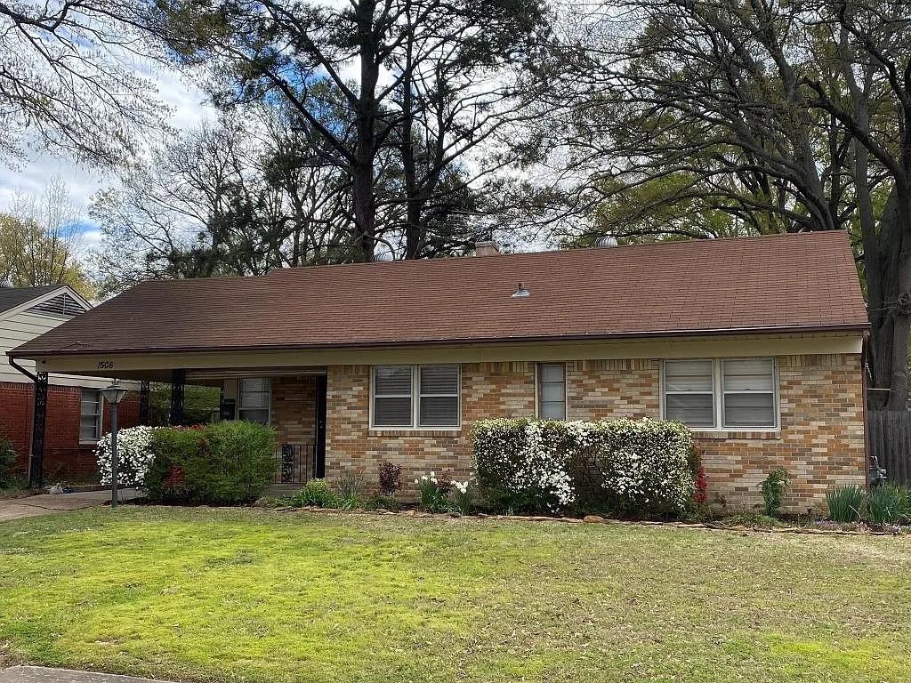 View of front facade with a front yard