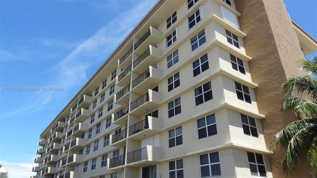 $3,500 | 1009 North Ocean Boulevard, Unit 211 | Beach