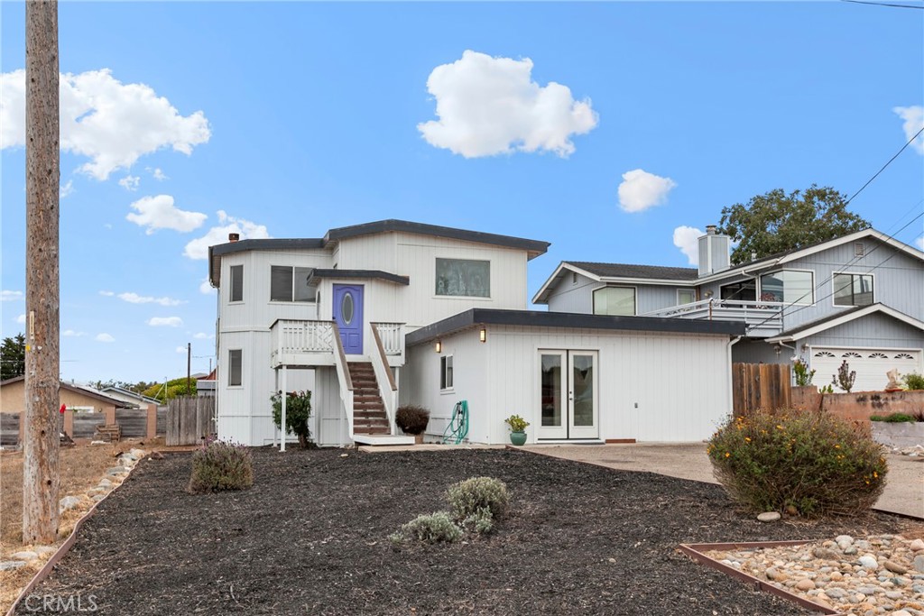 a view of a house with a backyard and plants