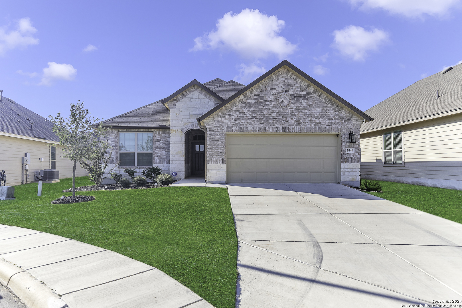 a view of a house with a yard