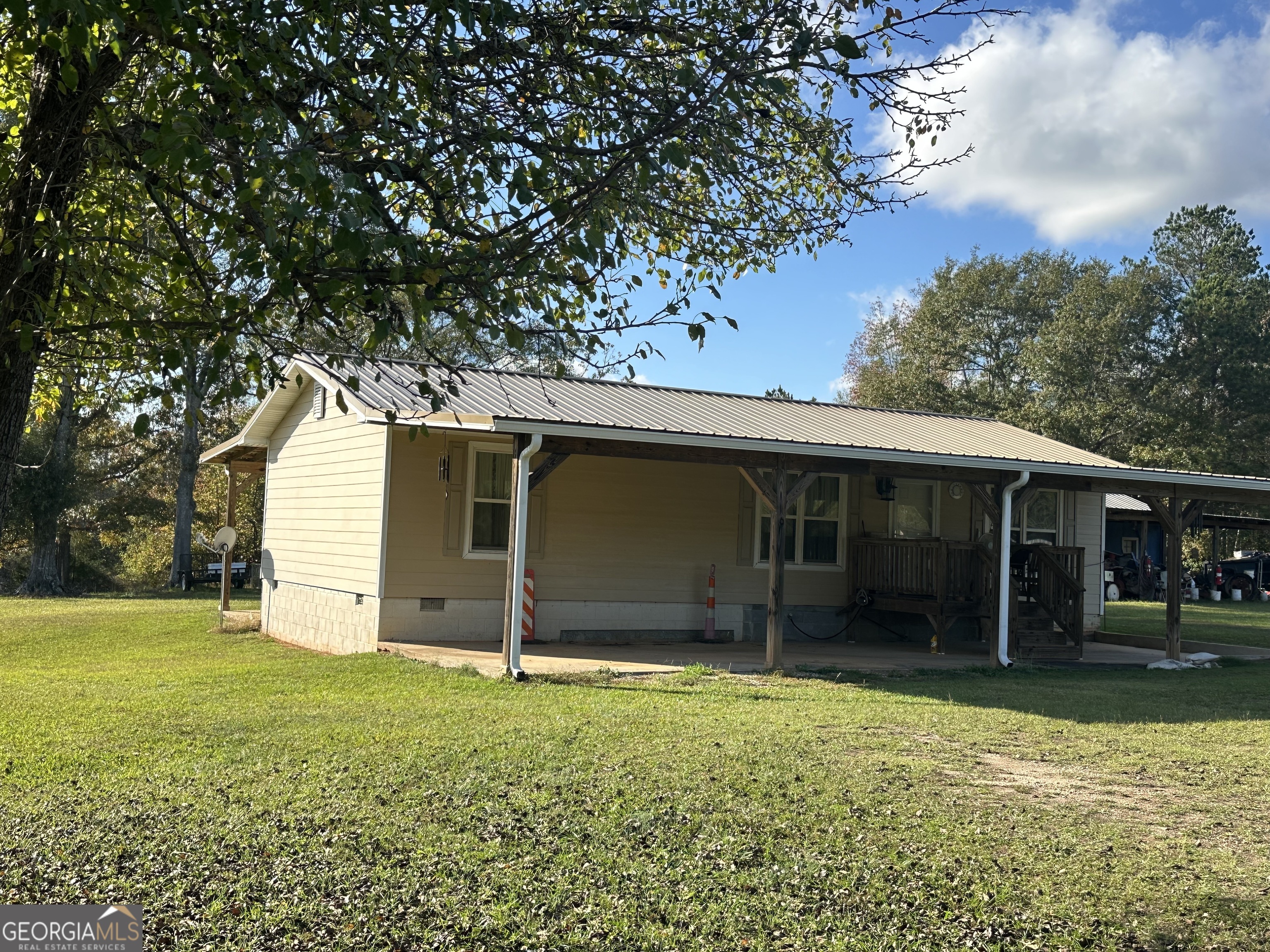 a front view of house with yard