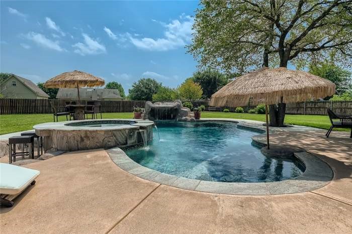 a view of a house with backyard and pool