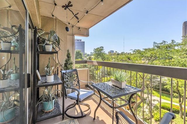 $479,000 | 2510 Grand Boulevard, Unit 804 | Crown Center