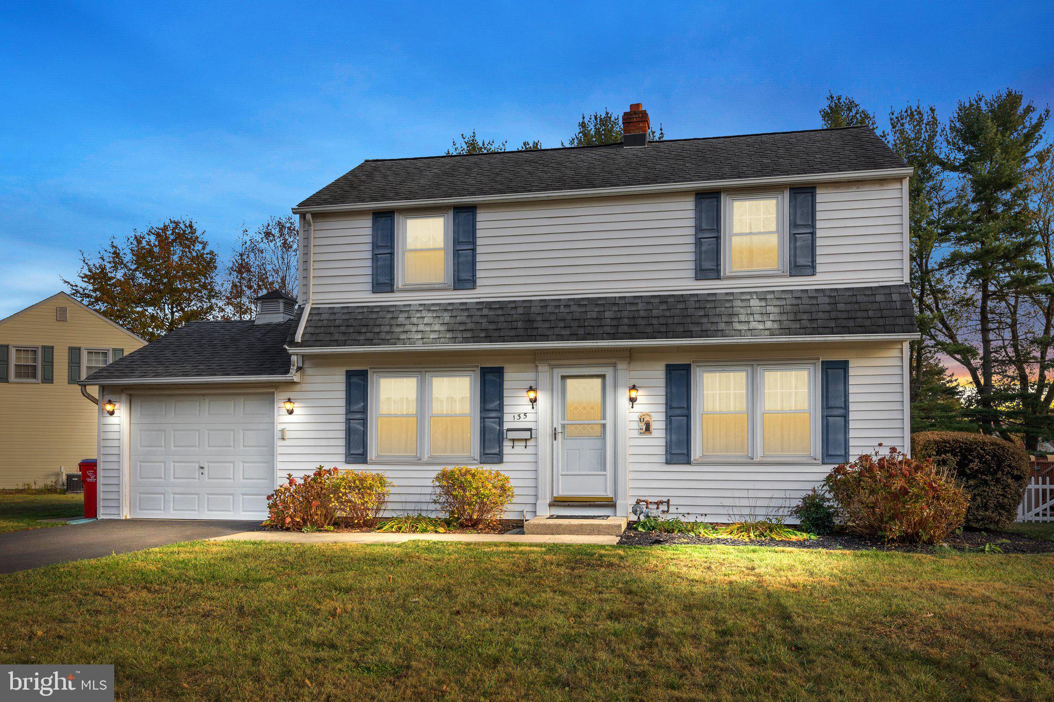 a view of a house with backyard and garden