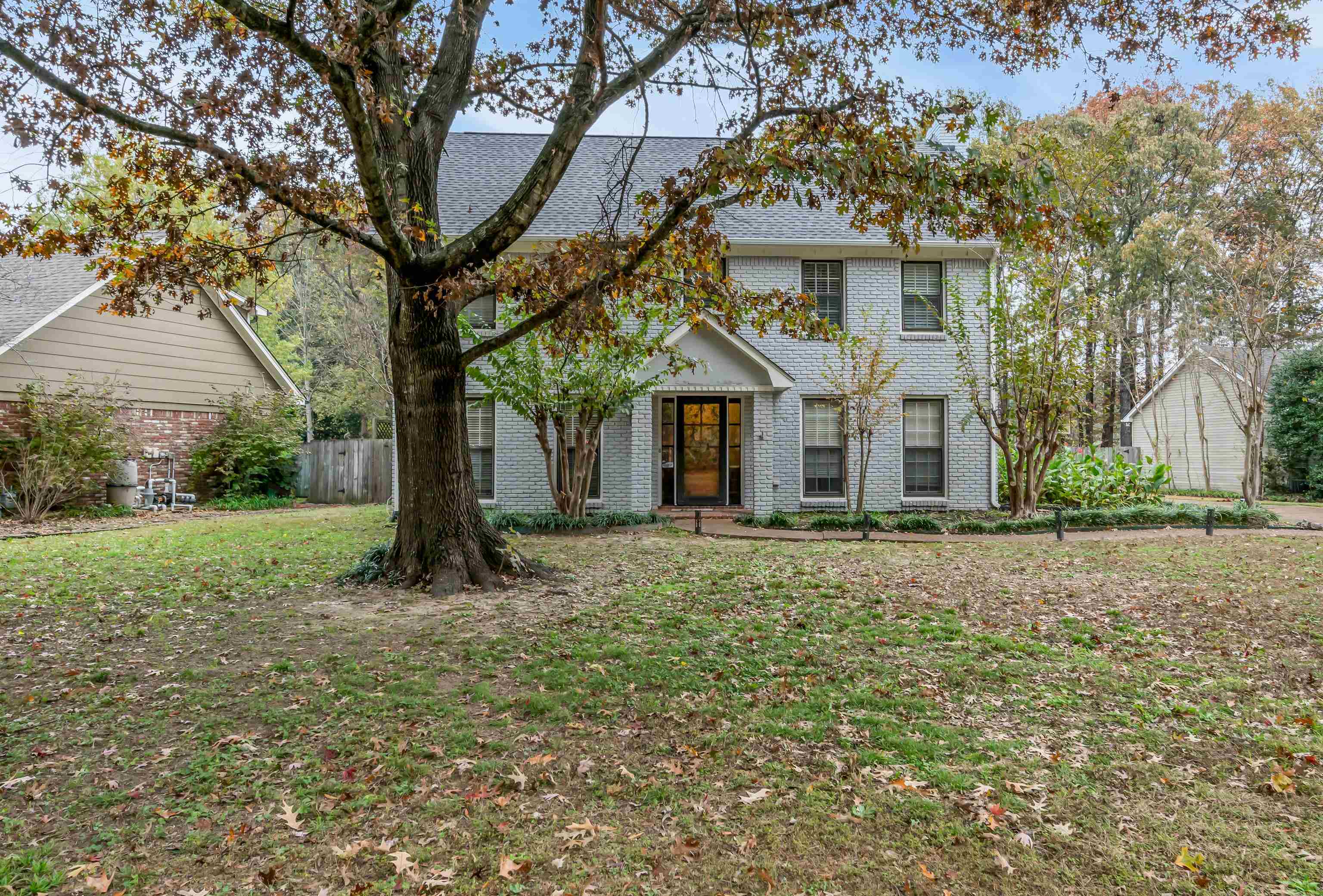 a view of a house with a yard