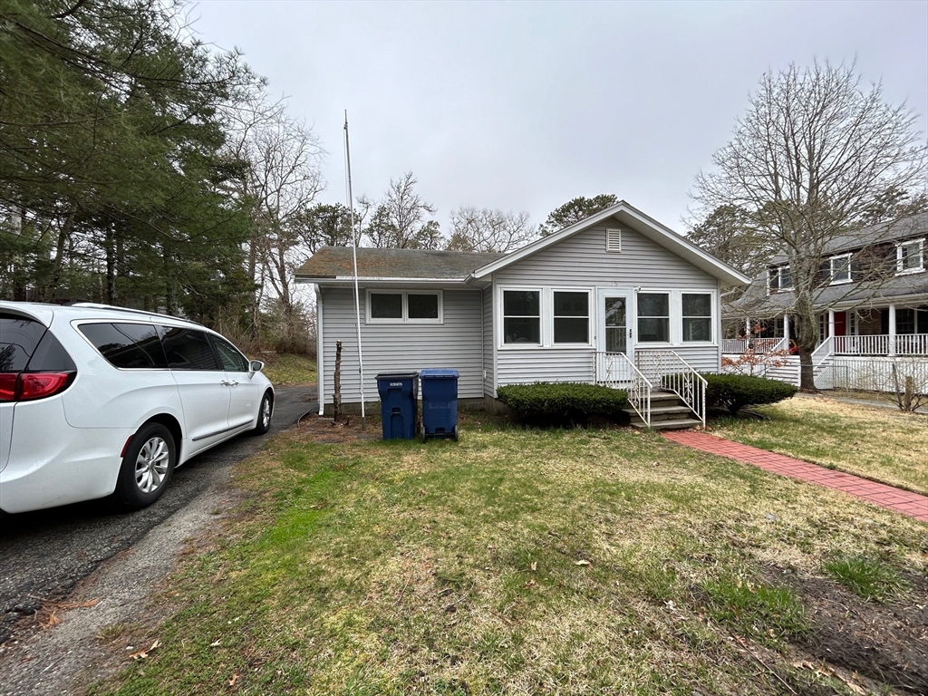 a view of a house with a yard