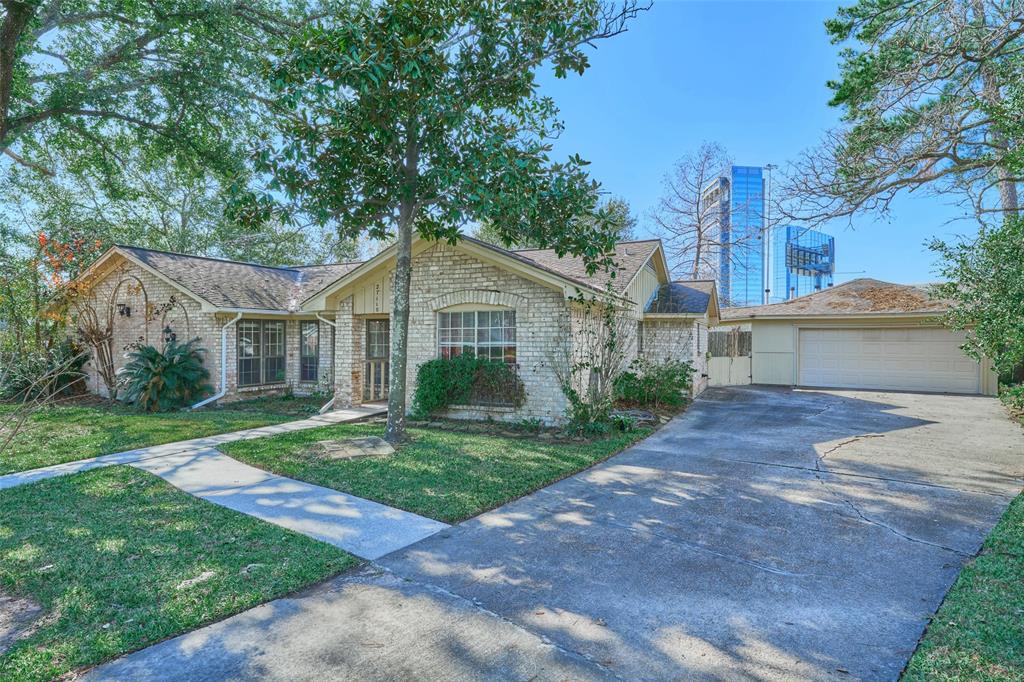 a view of a yard in front of house