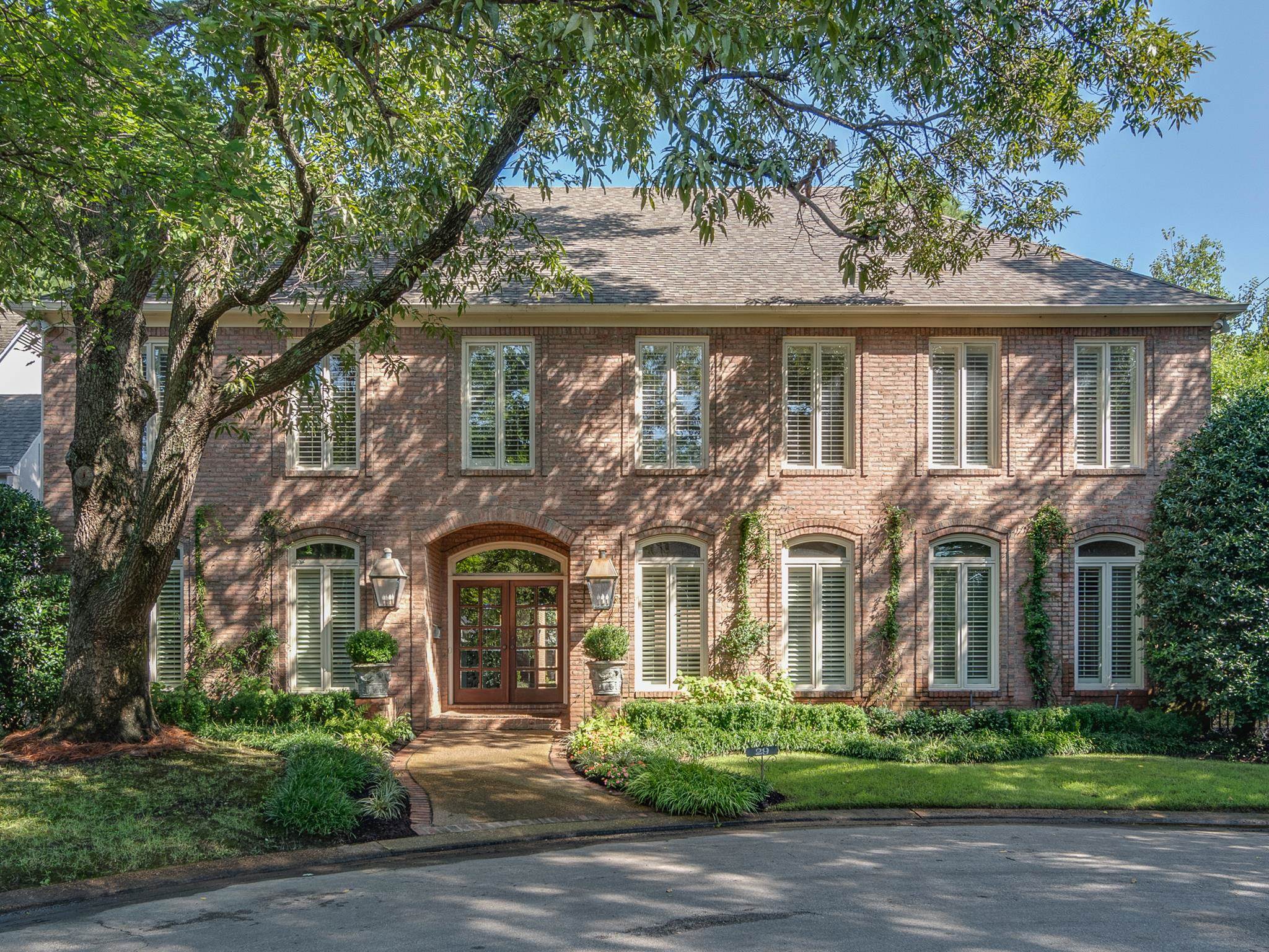 View of front facade with a front yard