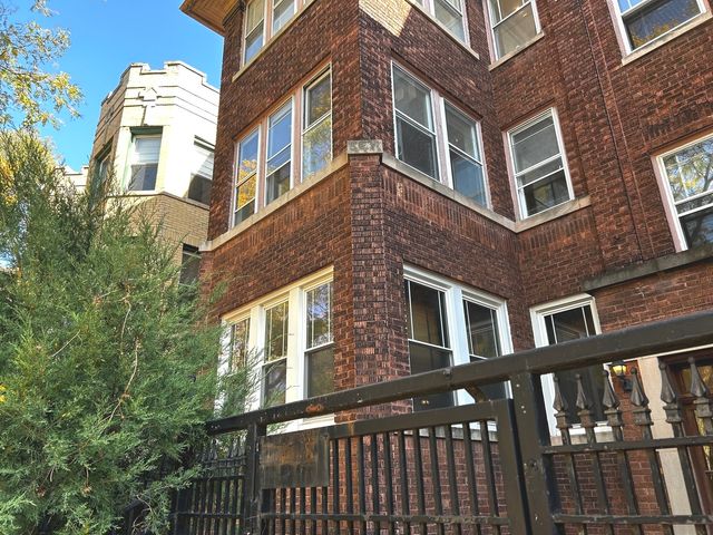 $1,950 | 7637 North Bosworth Avenue, Unit 2N | East Rogers Park