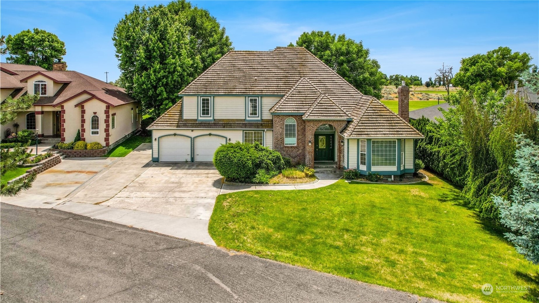 a view of a house with backyard