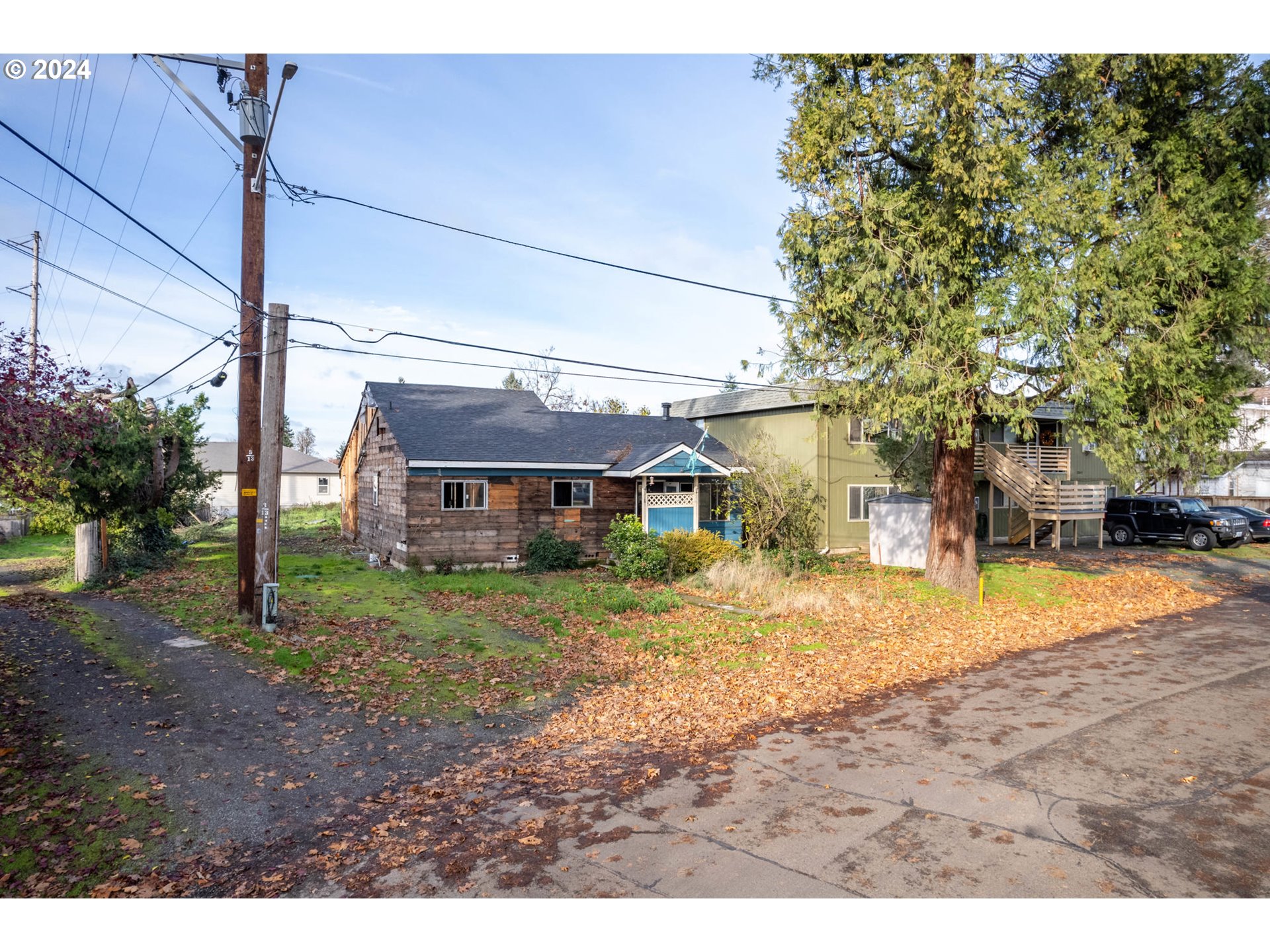 a view of a house with a yard