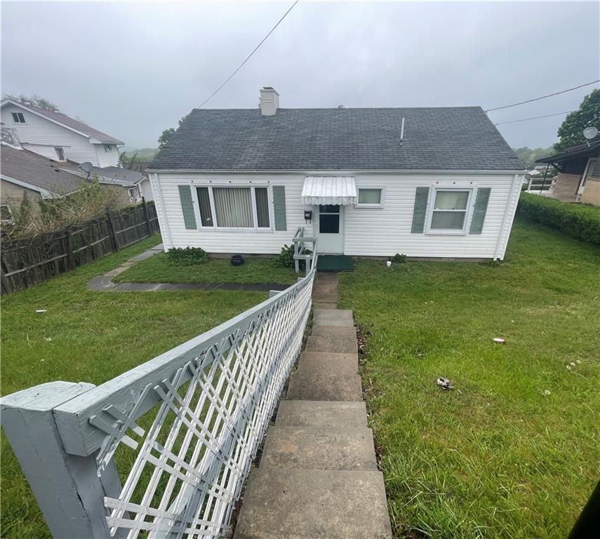 a view of a house with backyard and garden