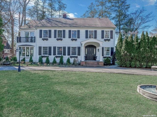 $2,100,000 | 7 The Locusts | Roslyn Estates Village