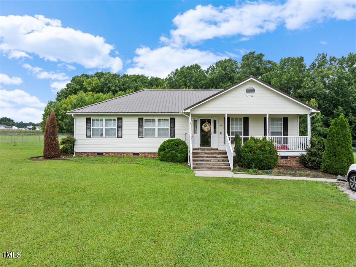 a view of a house with a yard