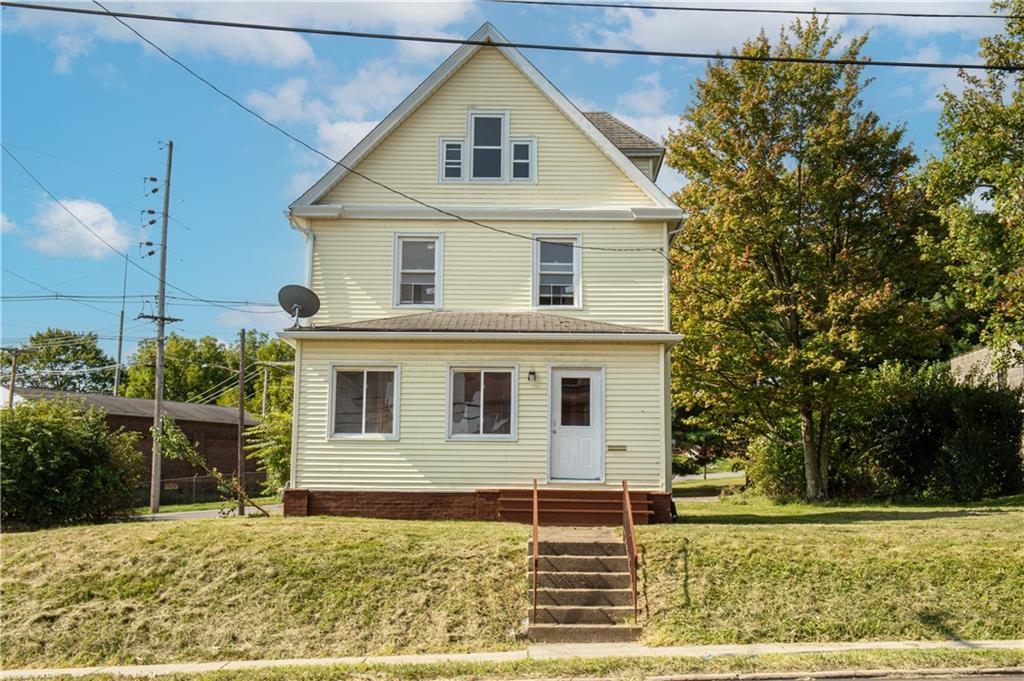 a view of a house with a yard