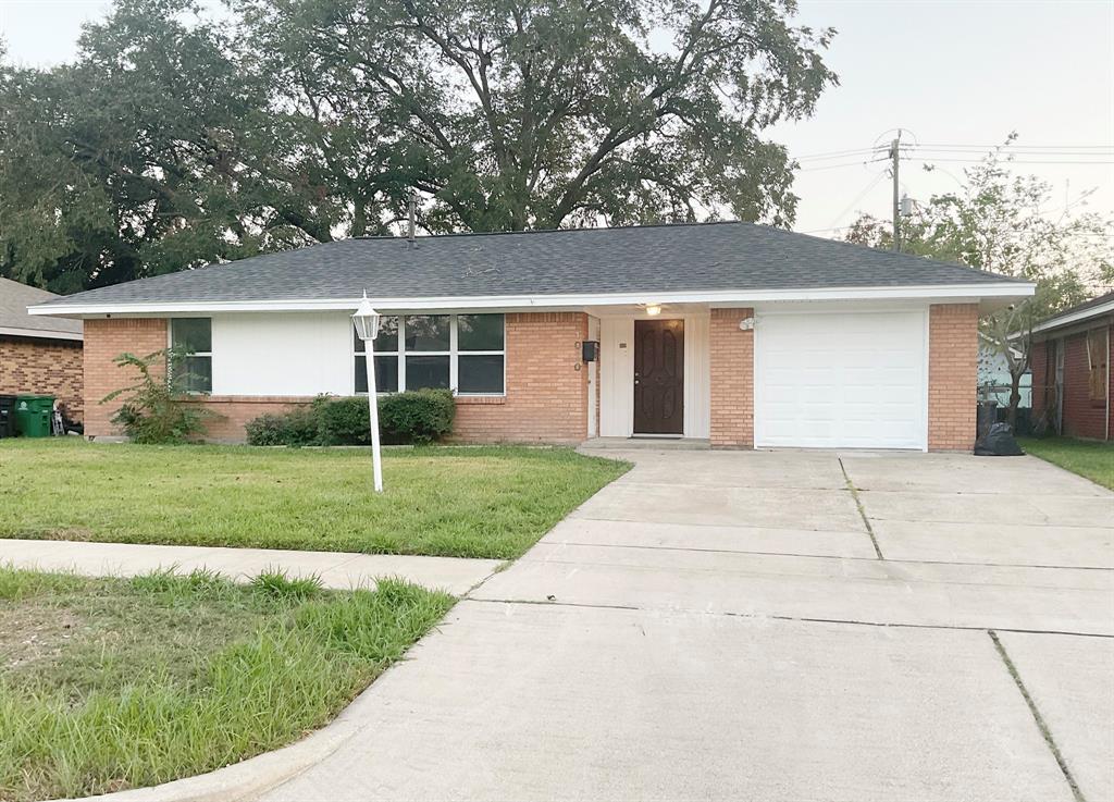 front view of house with a yard