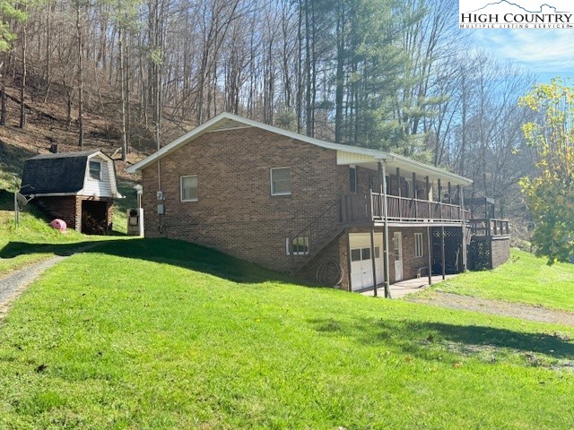 a view of a back yard of the house