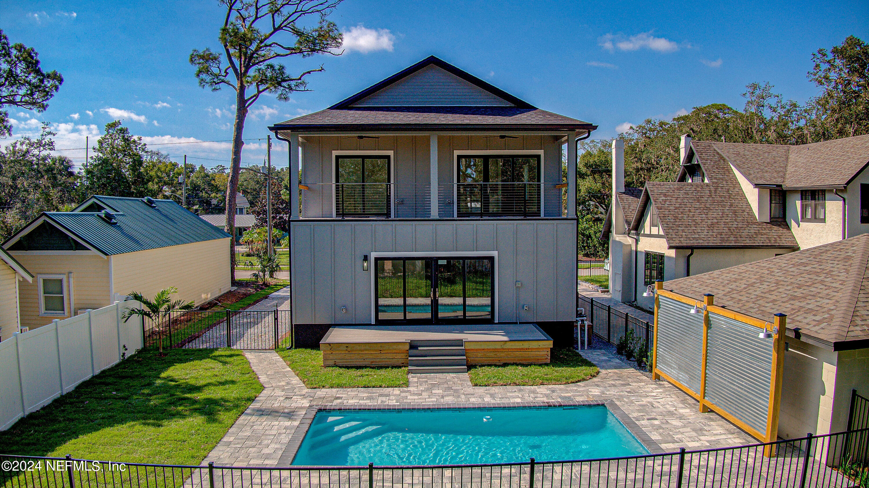 a view of a yard in front of house