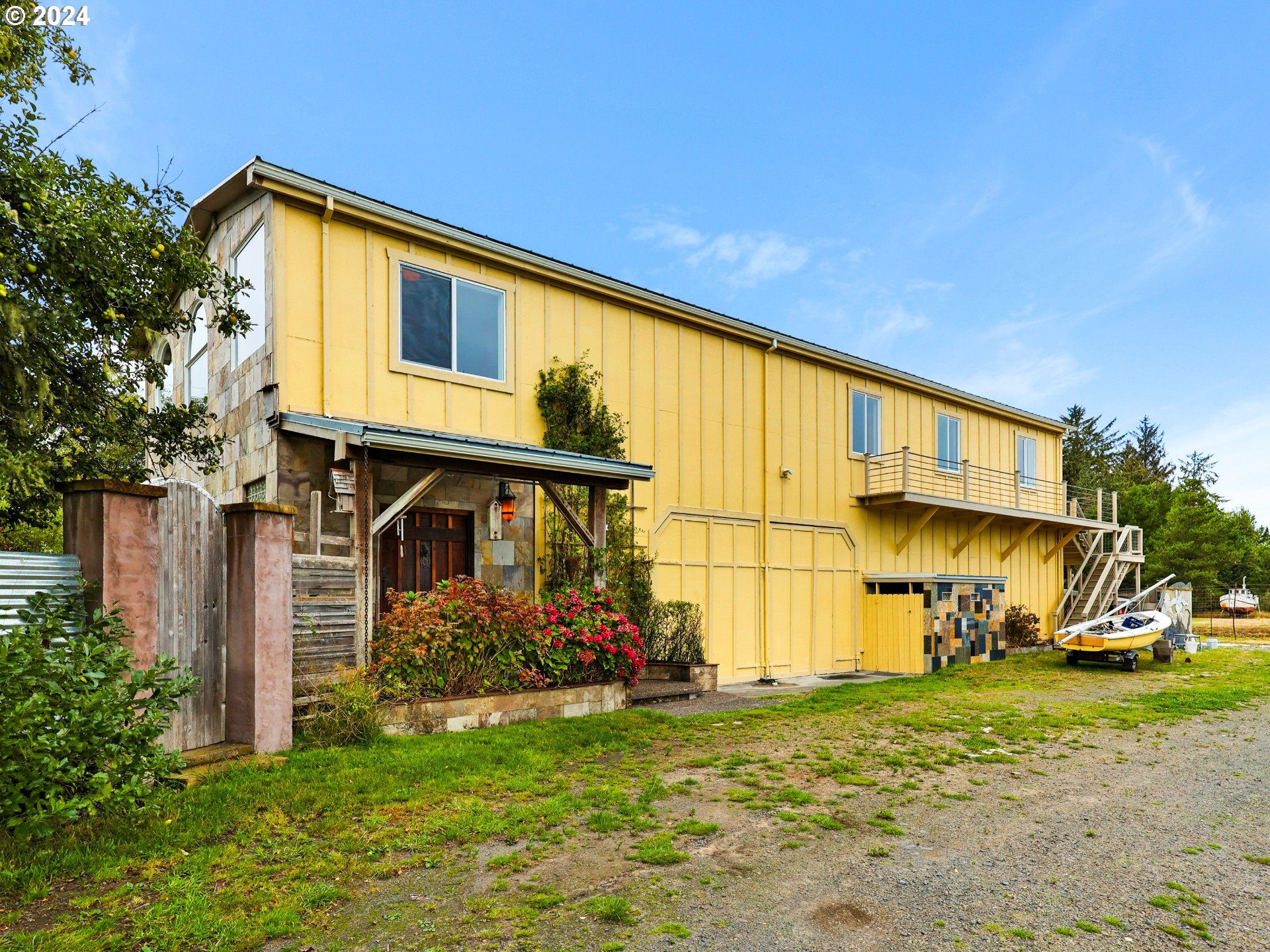 a view of a house with backyard and garden