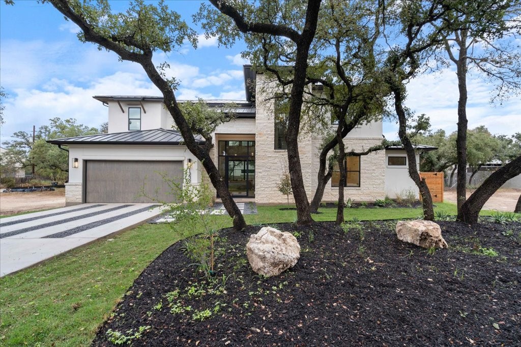 a view of a house with a backyard