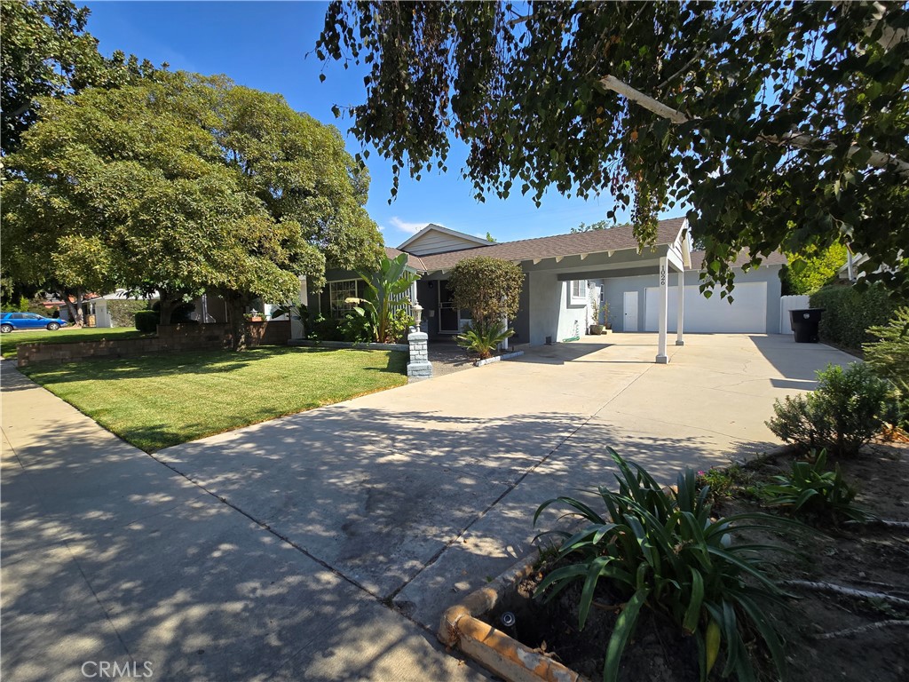 a view of a house with a yard