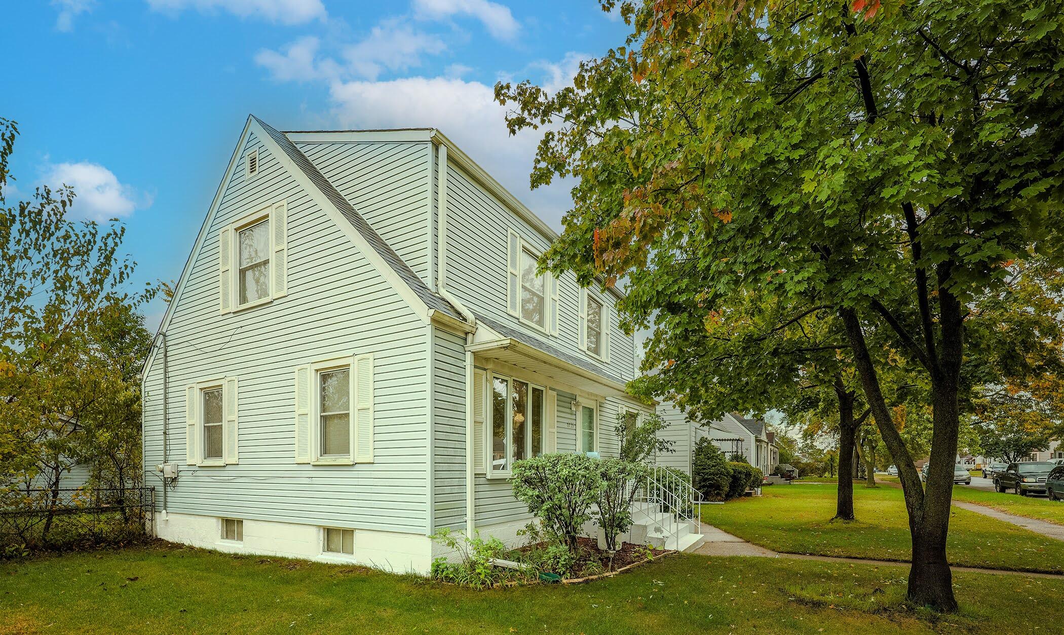 a view of a house with a yard