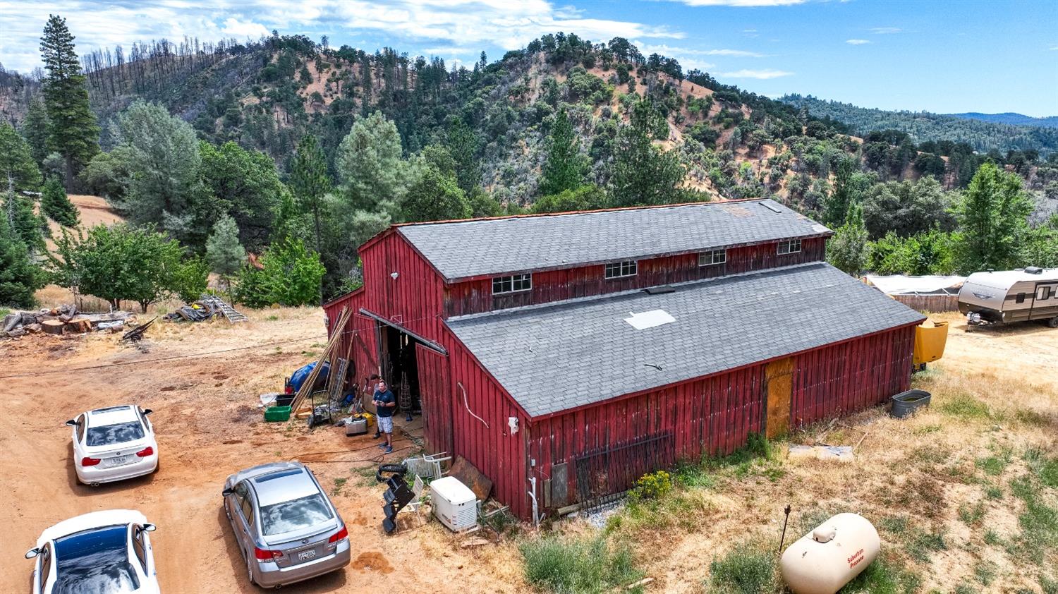 an aerial view of a house having yard