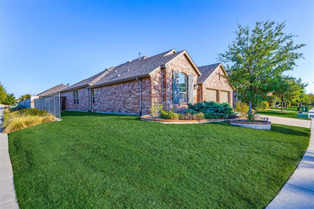 a view of a house with backyard and garden