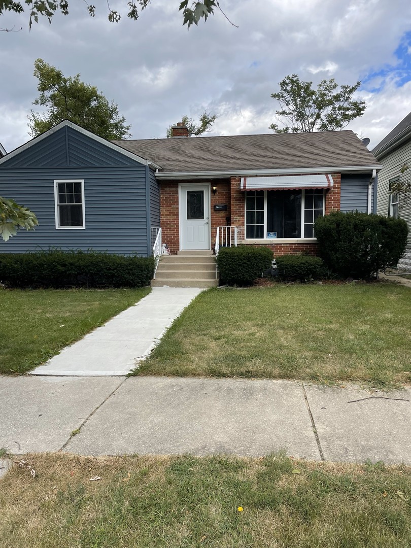 a view of a yard in front of a house