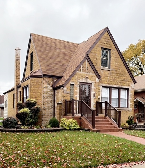 a view of a yard in front of a house